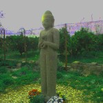 Estatua de Buda de pie.