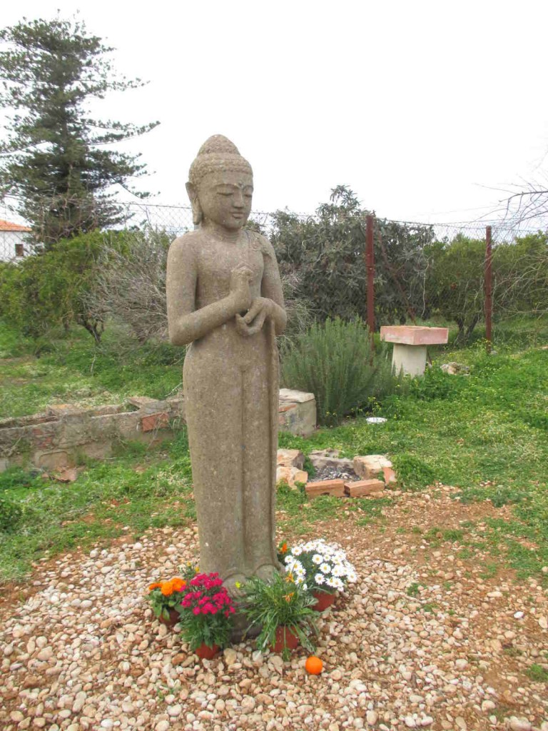 Estatua de Buda de Pie. Sakya Drogon Ling