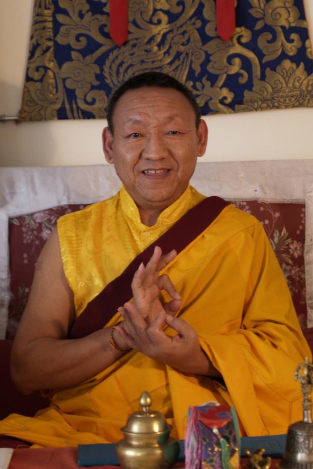 KHEMPO THUPTEN, en Sakya Drogon Ling.